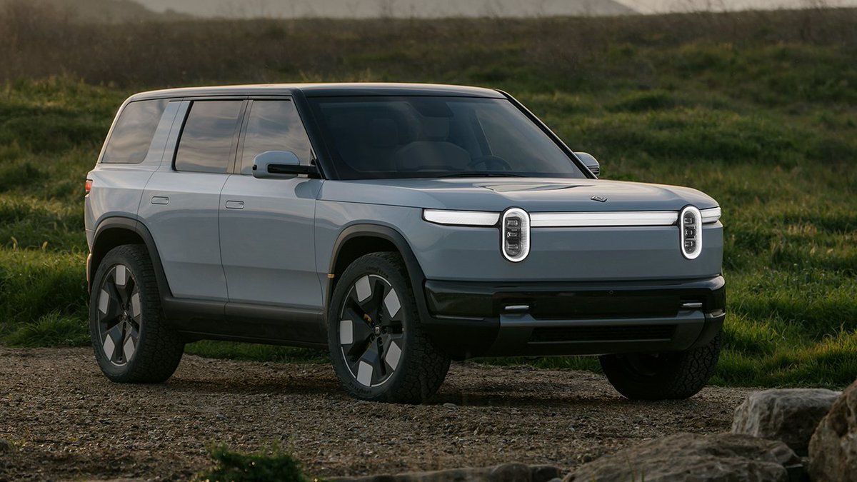 quietwheelscom's tweet image. Rivian's game-changer is here! 🌍🔋 The Rivian R2 was unveiled with a 300-mile range &amp;amp; 0-60 in just 3 seconds, all at a starting price of $45,000. Making electric adventure accessible to all #RivianR2Reveal #ElectricInnovation quietwheels.com/rivian-r2-reve…
