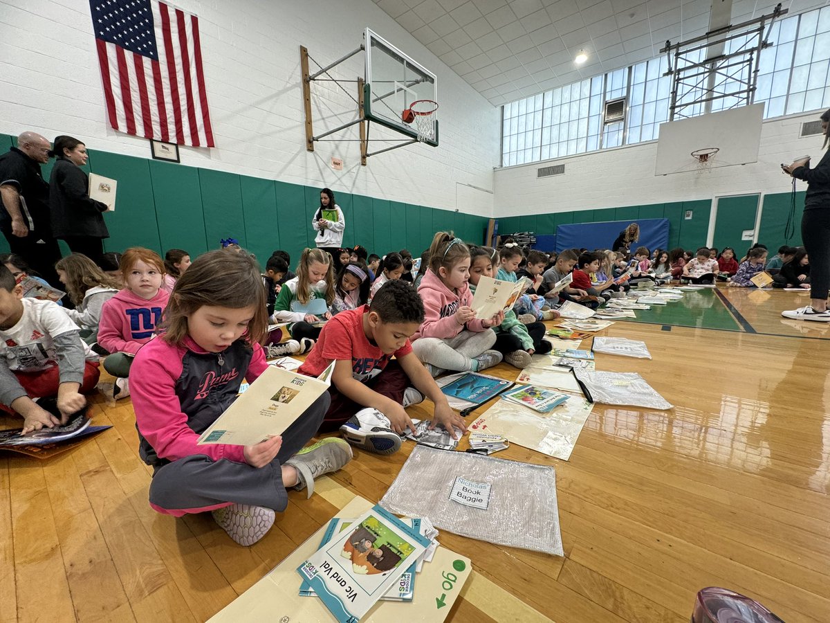 TavaresteachesK's tweet photo. After our book parade and taking the readers oath we got to read with the whole school! 📖 ❤️ https://t.co/ghBs1csGgA