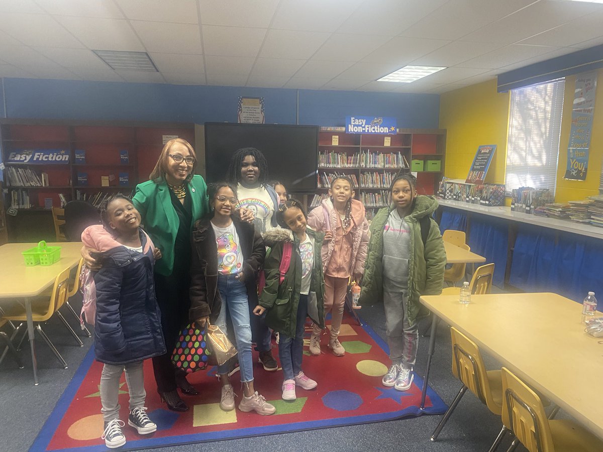 machen_fes's tweet photo. The Marvelous Machen Misses love having Dr. Banks-Gray come and teach about dinner etiquette and meeting new people #WeAreHCS #MachenMustang https://t.co/OnySz7URSp