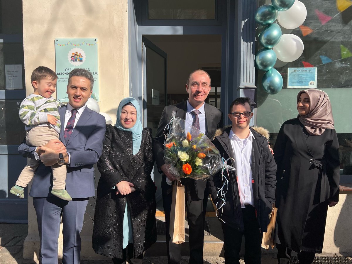 TC_BerlinBK's tweet photo. Engelli bireyler ve engelli aileleri konularında faaliyet gösteren Özel İnsanlar Derneği’nin yeni ofisinin açılış törenine katıldık. 

Derneğin başarılı çalışmalarının devamını diliyoruz. https://t.co/s1DbHjl3Aa