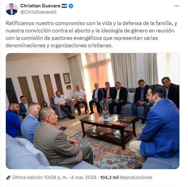 _elfaro_'s tweet photo. El jefe de fracción y diputado de Nuevas Ideas, Christian Guevara y el vicepresidente de la República, Félix Ulloa, se reunieron con 10 pastores evangélicos para hablar sobre la prohibición de derechos reproductivos a mujeres en El Salvador. 

En la foto divulgada por el diputado, no aparece ninguna mujer en la reunión.