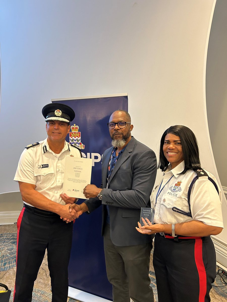Policing_Cayman's tweet image. On Tuesday evening the BOT delegates at the BOT Women in Policing sessions were hosted by HE Governor Jane Owen at Government House for an Award Ceremony to recognise outstanding contributions to Women in Policing. 2 members of the RCIPS received recognition. 

#UKCSSF #UKFCDO