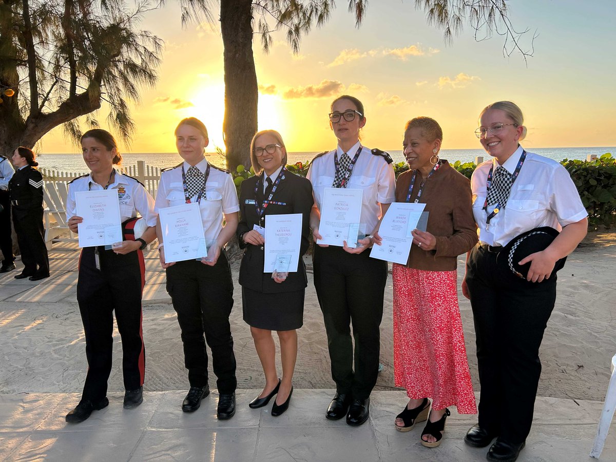 Policing_Cayman's tweet image. On Tuesday evening the BOT delegates at the BOT Women in Policing sessions were hosted by HE Governor Jane Owen at Government House for an Award Ceremony to recognise outstanding contributions to Women in Policing. 2 members of the RCIPS received recognition. 

#UKCSSF #UKFCDO