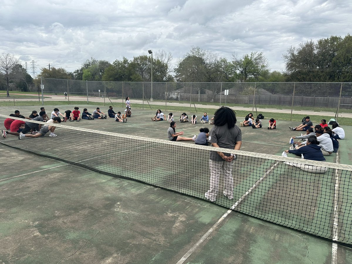 Olle_HPE's tweet photo. Tennis 🎾 tryouts underway….. 40 plus kids….. 😯 https://t.co/vB9JXpOXpB