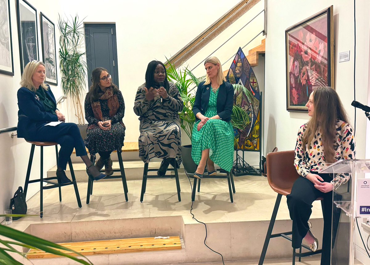 Raemmu's tweet image. Honoured to join the panel discussion on experiences of women in politics for #IWD24 at the British Embassy Dublin. Accompanied by my #twin Alexa♥️, had fun recording a #voxpop with @CllrShellyHQ