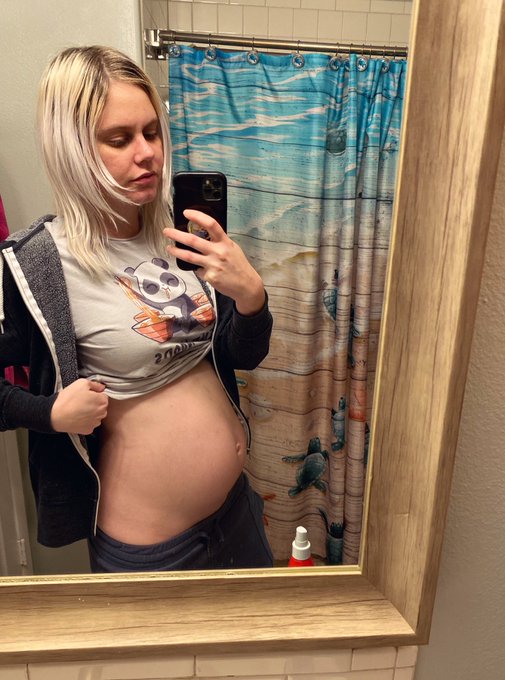 My lil bump https://t.co/JpP5eTbxgy