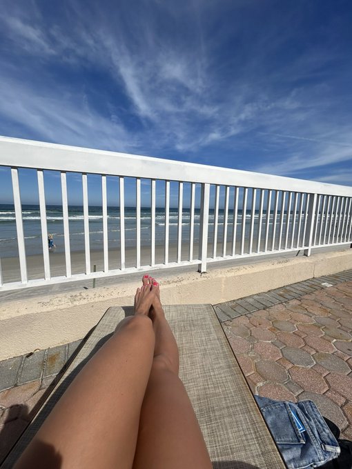 Do you think my bikini top fits? 🙃 https://t.co/jWicipcCHH<a href="/tag/mondaynightfootball"class="tags"><span>#mondaynightfootball</span></a>