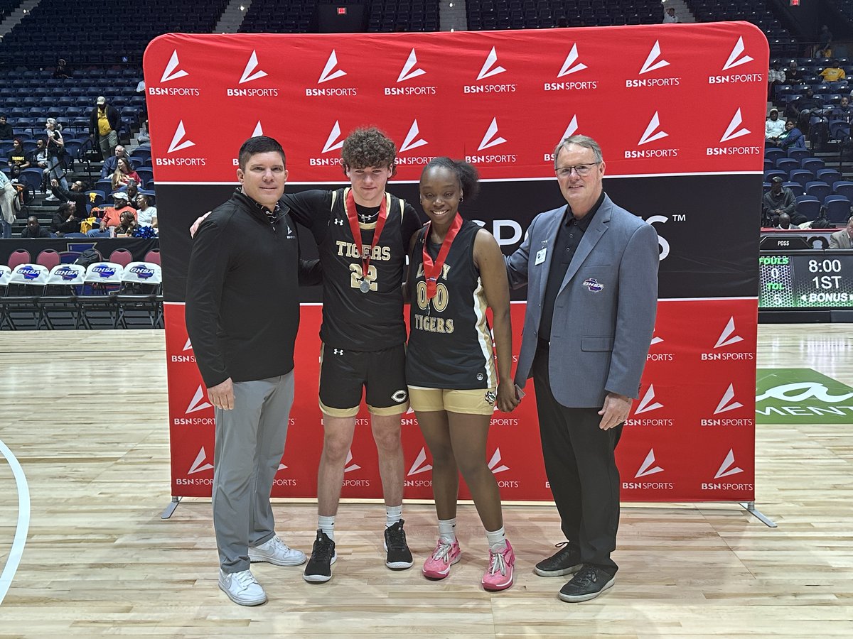 Congrats @BSNSPORTS Coed 3-Point Contest winners. 🥇 Athena Vachtsevanos & Micah Jimerson @NTHbasketball @NTH_Athletics 🥈 Malay Mitchell & Hudson Dudish @CommerceHigh @Commerce_Hoops 📸 Blake Smith w/ BSN Sports & Robin Hines, GHSA Exec. Director bit.ly/2M44e5G