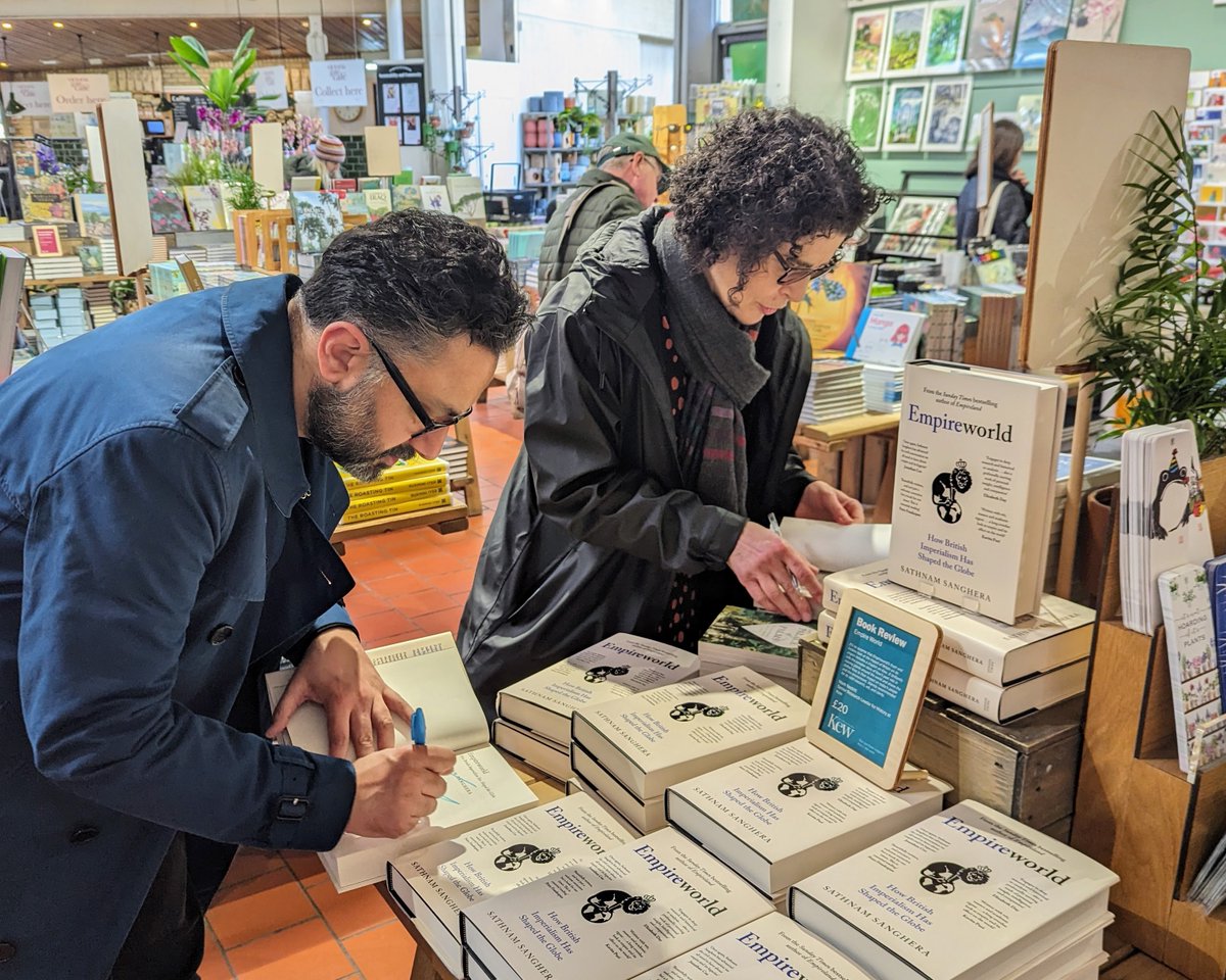 Grateful to @Sathnam & @KateTeltscher for speaking @kewgardens yesterday - first, a detour to sign their books in the Victoria Gate (with permission!). A joyful labour for authors. Empireworld & Palace of Palms are very much available