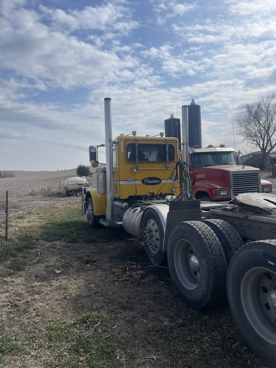 StevenPaprocki7's tweet photo. 2015 389 daycab peterbilt with 528k on it. Was overhauled at 283k. New tires, turbo, pto/pump with hot shift in the last year. Heavy rear ends with an 18 speed. Cummins x15 motor. Retweets appreciated https://t.co/GAqTXk1l8O
