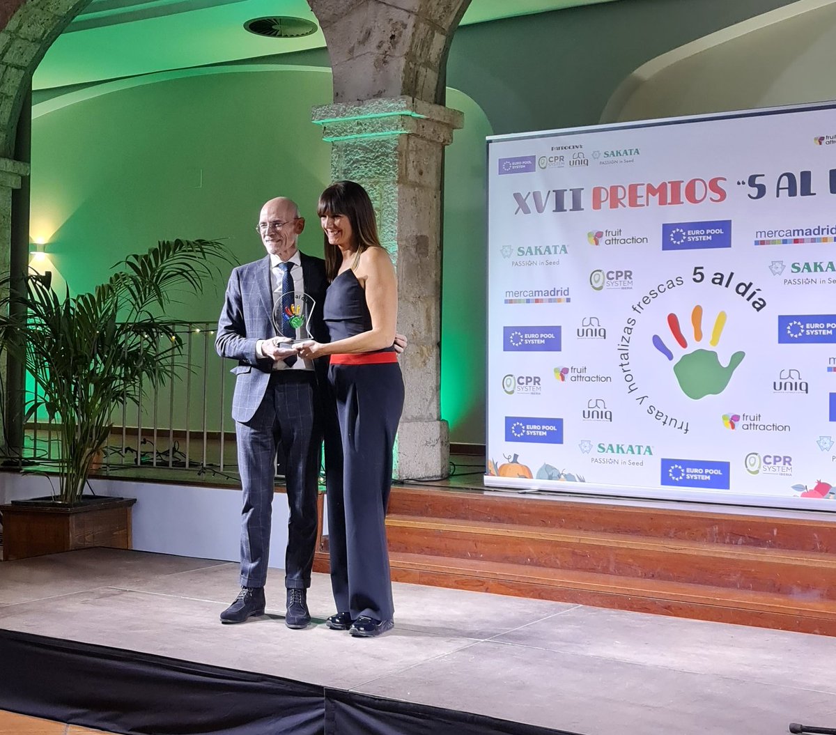 fruittoday's tweet photo. @5aldiaspain @Coexphal @AndaluciaJunta @CConsuay @primaflor_es @Afruex_ex Reconocimiento a los medios de comunicación comprometidos con la salud. El premio @5aldiaspain es para 'Ahora o nunca' de @rtve 

#Premios5AD @monicalopez_tve https://t.co/v5PWsNumUU