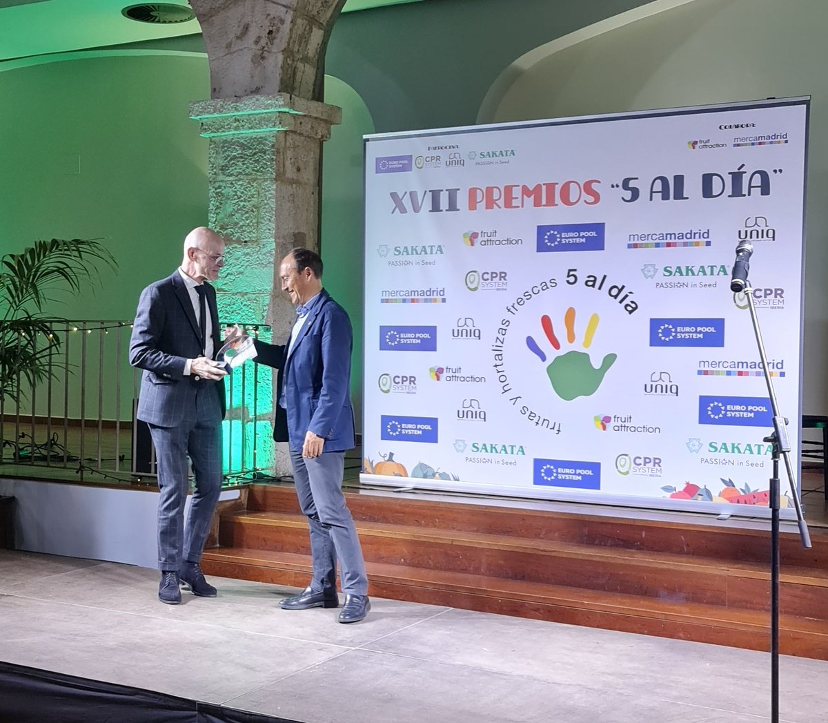 fruittoday's tweet photo. @5aldiaspain @Coexphal @AndaluciaJunta @CConsuay @primaflor_es @Afruex_ex @rtve @monicalopez_tve Premio honorífico a Enrique Colilles de @fTROPS que este año abandona el sector de las Frutas y hortalizas tras 24 años.
Gran aplauso para él 

#Premios5AD @5aldiaspain https://t.co/a4RXH2RLS5