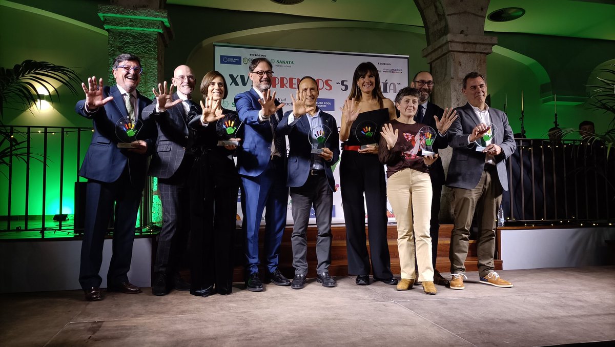 5aldiaspain's tweet photo. ¡¡Enhorabuena a todos los galardonados de esta edición de #Premios5AD de 
este año!!
Seguiremos poniendo en el lugar que se merecen a las #frutas y #hortalizas 
🍓🍉🍎🍅🍆

#Premios5AD #Infantil #Sociedad #Divulgación #Trayectoria #Honorífico 
#Practicael5🖐 https://t.co/kuLovOQu91