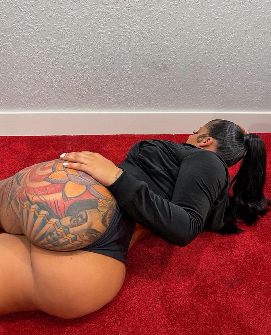 Me on your floor like this?😼 https://t.co/ZYsRmPe5Dx