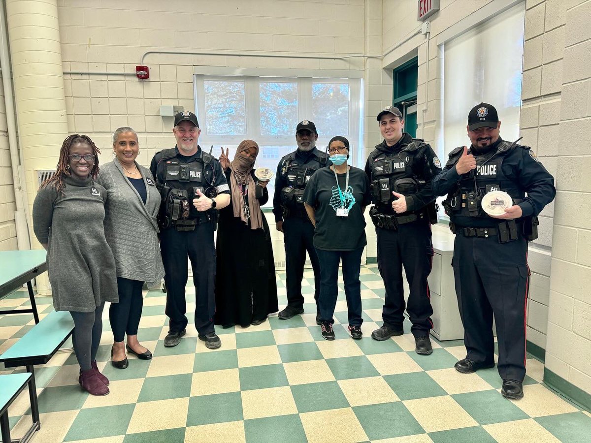 Big shout out to <a href="/wearehumanity/">Weare Humanity</a> for providing 150 meals to one of our local public school for kids in need! 
<a href="/TPSRydzik/">Dave Rydzik</a> <a href="/TPS43Div/">43 Division</a>  <a href="/kidscanada_/">kidscanada</a>