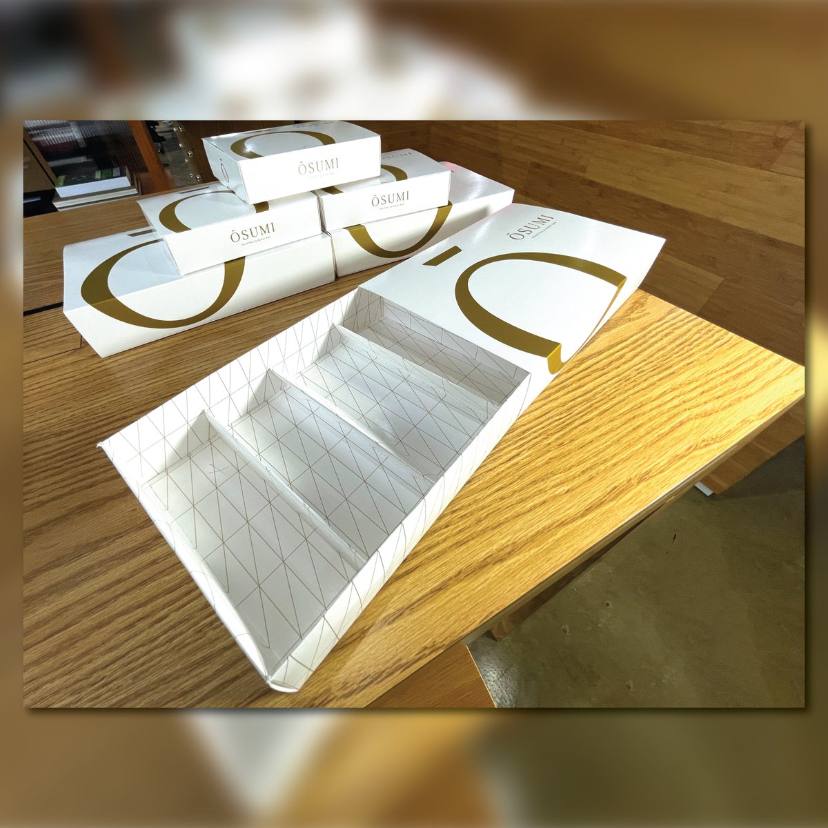 LifeInColors_'s tweet image. Elevate your brand with our custom packaging solutions! Crafted on 16pt paper with a sleek Aqueous coating and a vibrant PMS color, our custom packaging is designed to leave a lasting impression.  Available to create in a range of sizes to suit your products!