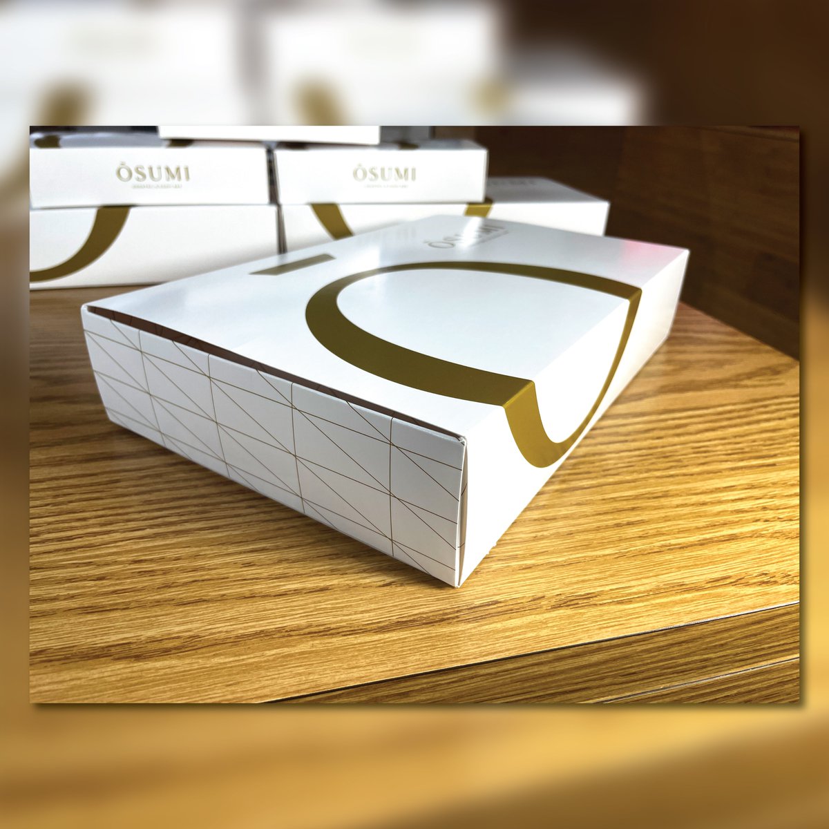 LifeInColors_'s tweet image. Elevate your brand with our custom packaging solutions! Crafted on 16pt paper with a sleek Aqueous coating and a vibrant PMS color, our custom packaging is designed to leave a lasting impression.  Available to create in a range of sizes to suit your products!