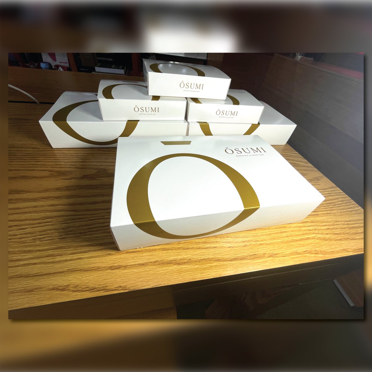 LifeInColors_'s tweet image. Elevate your brand with our custom packaging solutions! Crafted on 16pt paper with a sleek Aqueous coating and a vibrant PMS color, our custom packaging is designed to leave a lasting impression.  Available to create in a range of sizes to suit your products!