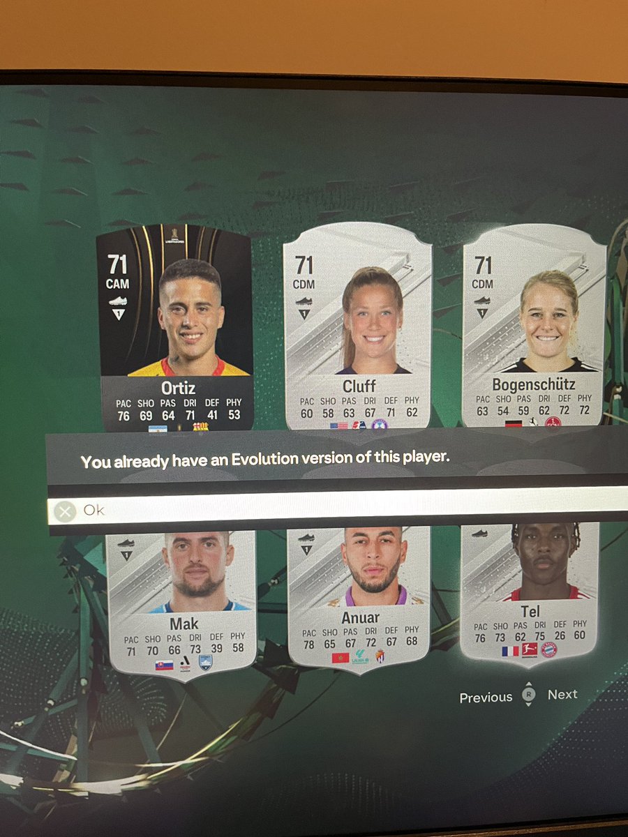ElliotNorlin's tweet photo. @EA_FC_ I can’t put Tel in evo even though I put an earlier worse evo version of him in a sbc. Anyone know how to fix? https://t.co/4P0nER3lCO