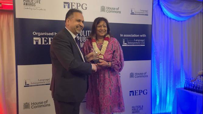 Congratulations to UEA Journalism lecturer <a href="/BarnieChoudhury/">Barnie Choudhury</a> who was awarded Print Journalist of the Year at the Political &amp; Public Life Awards tonight. Barnie was recognised for his work as editor-at-large at the <a href="/EasternEye/">Eastern Eye</a> newspaper, receiving the award from <a href="/Valerie_VazMP/">Rt Hon Valerie Vaz MP</a> 👏🏽