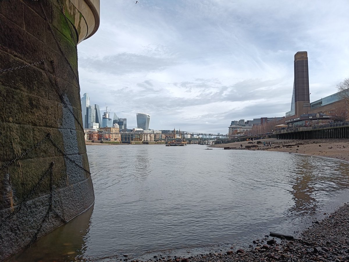 Couple of weeks ago, a combination of very low tide & shingle formation meant you could get right out into the river to touch the massive stone piers of #Blackfriars railway bridge (1886 by John Wolfe-Barry & Henry Marc Brunel) #RiverThames #mudlarking