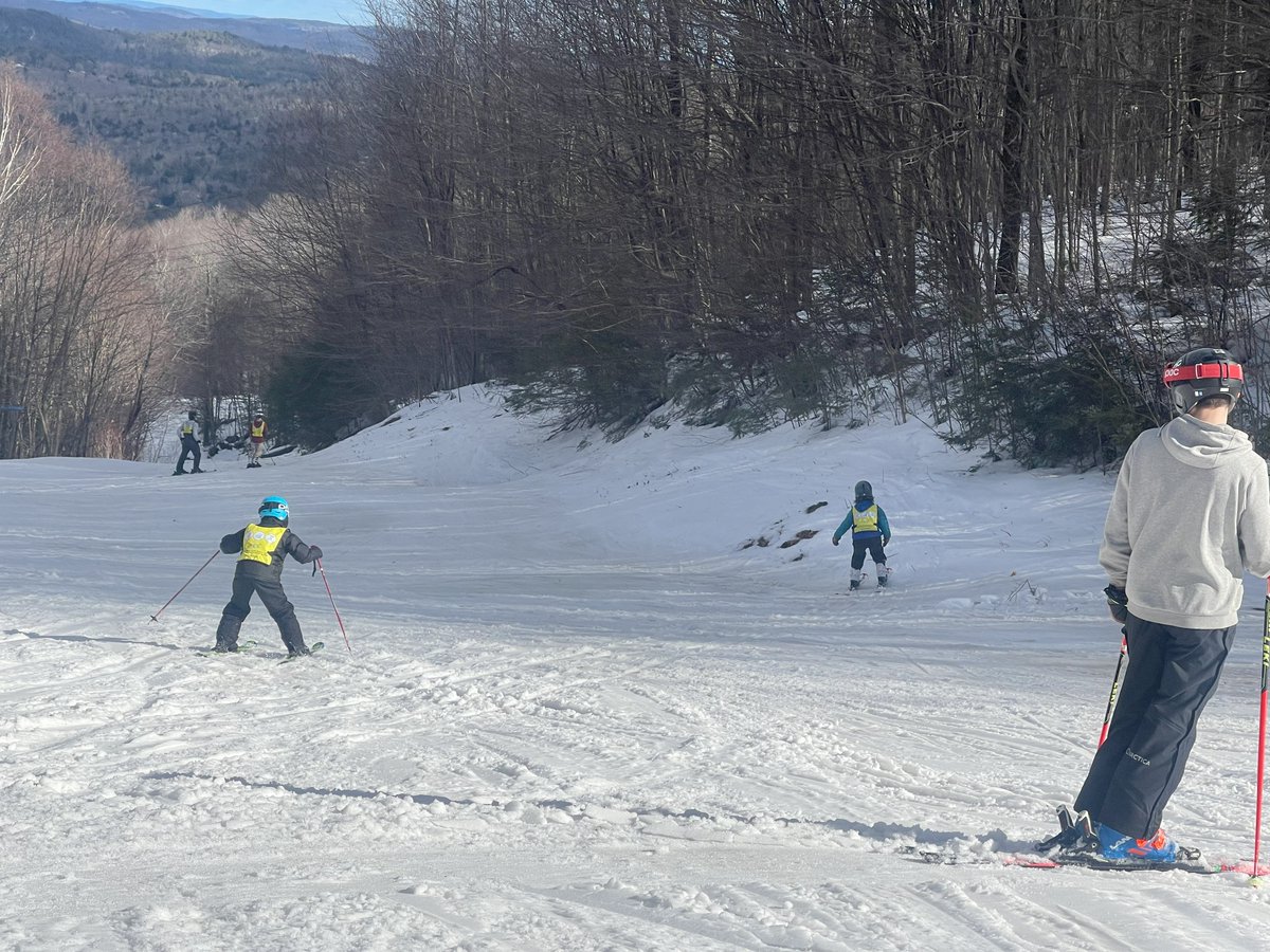 SkiTenney's tweet image. Look at these smiles! Last weekend we had a special group with us @yeskidsboston. This fantastic organization gives Boston’s urban youth access to new outdoor experiences. Looking forward to having you back on the mountain next year!

#givingback #learntoski #skitenney