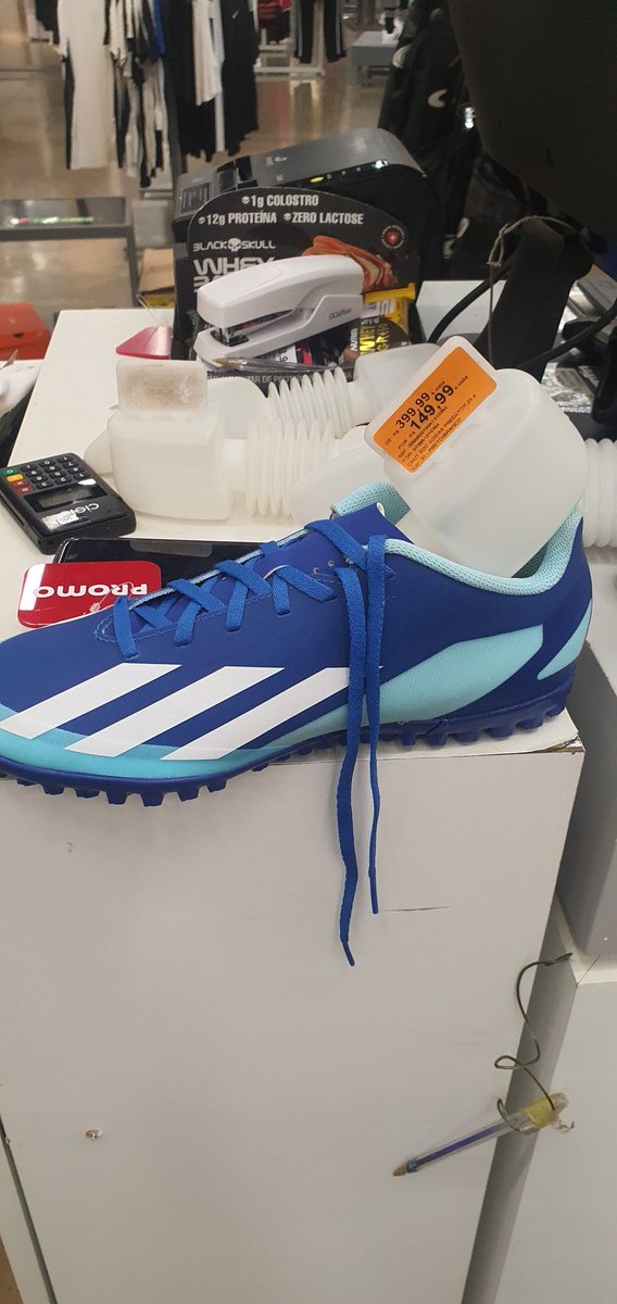 Dautinhojr's tweet photo. A @centauroesporte coloca uma plaqueta  vermelha de promoção e depois que vc prova e vai pagar é avisado que o preço está errado. Não é a primeira que isso acontece e o gerente disse que não poderia fazer nada e que não sabe pq a etiqueta e a plaqueta estava nela. Absurdo isso. https://t.co/7XSyl2qAFp