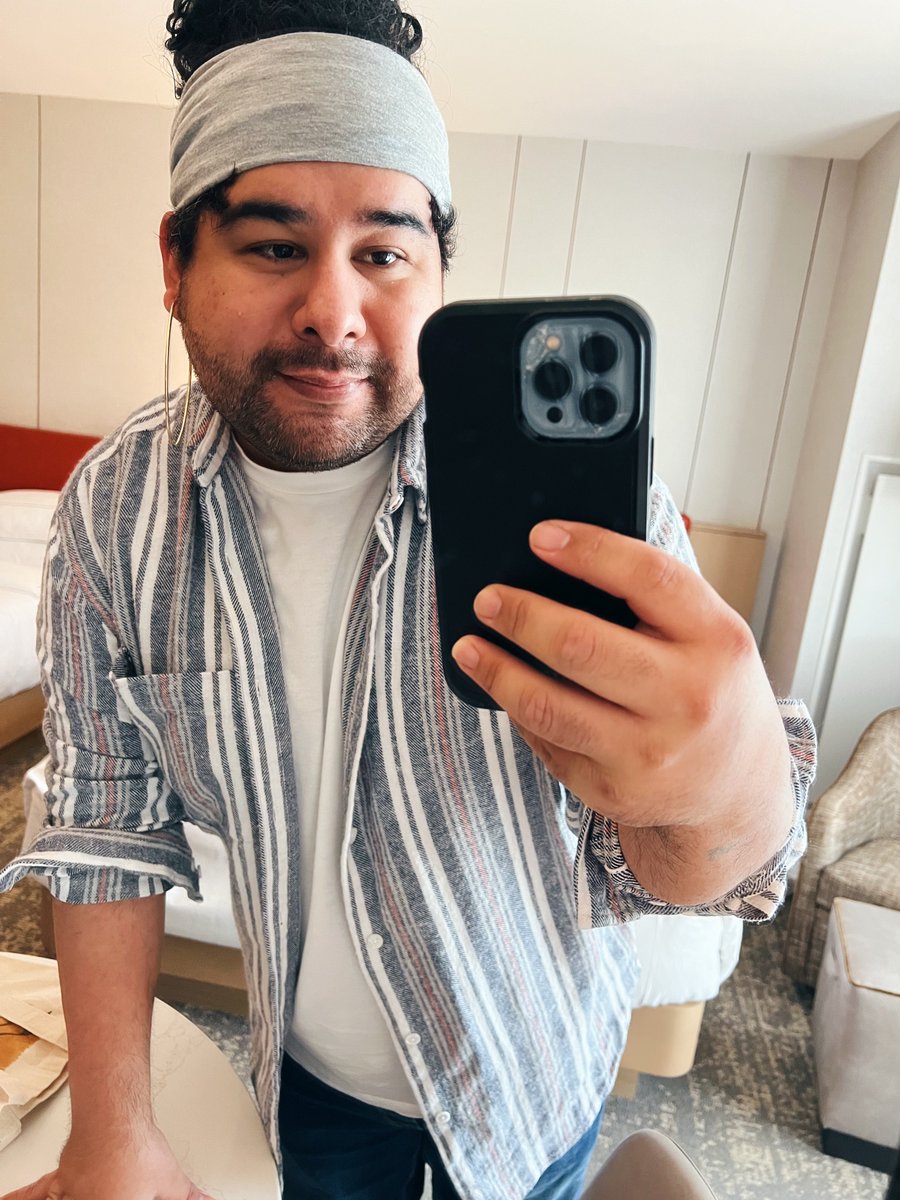 JONNYescribe's tweet image. the writer / the vibes and tropes

part grief novel, part rivals-to-lovers romance, and all about the epic highs and lows of high school mariachi ❤️ CANTO CONTIGO is out in less than five weeks, putxs!