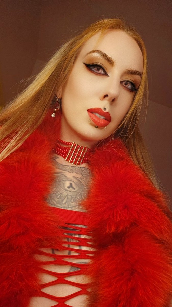 GoddessNoxturna's tweet photo. It's time. 💋
#live on #chaturbate
#RPGThursday ⚔️ https://t.co/GiwIWCiGhl