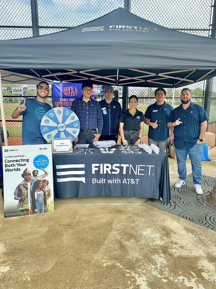 Talking the benefits of FirstNet with the City of Hallandale Beach at their Employee Health Fair with the one & only @USAWireless_ #OneFLA #FirstNet #pARtnership #CasitaDeFuego @One_FLA @jrluna11 @theeastregion @awada_mike @Hdncorp