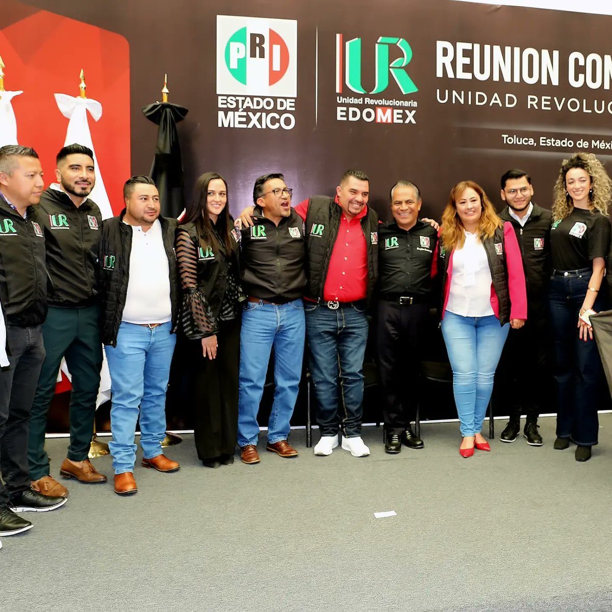 jesus_emdo's tweet photo. Orgullosamente formo parte de los pilares que forjan a la @UR_Edomex, el trabajo en equipo, el liderazgo intachable y el objetivo común al que se enfoca nuestra principal causa. 
#SomosUR ⚫️🟢🔴 https://t.co/8loFJfzu6T