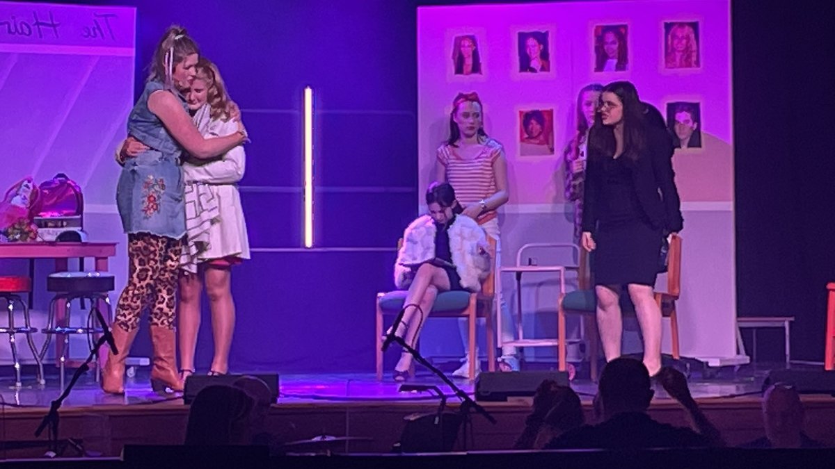 SGSHead's tweet photo. It’s been a wonderful privilege to see our pupils performing tonight in ‘Legally blonde’ - spectacular as ever. #musical #legallyblonde #sgsdifference @ISAartsUK @GooSchoolsUK https://t.co/eMNNQCPLw7
