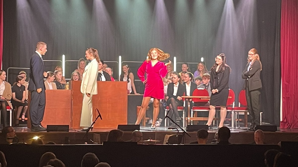 SGSHead's tweet photo. It’s been a wonderful privilege to see our pupils performing tonight in ‘Legally blonde’ - spectacular as ever. #musical #legallyblonde #sgsdifference @ISAartsUK @GooSchoolsUK https://t.co/eMNNQCPLw7