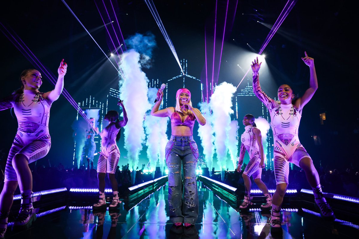 ClimateArena's tweet photo. Three more sleeps, #Barbz 🤭🦄💅💖

@NICKIMINAJ / @MonicaDenise 

📸: Kevin Mazur https://t.co/PKqnGb8UkD