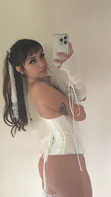 Birthday livestream! 3 hours! Cya there 🤠🎂 https://t.co/Vnzw8Cif08