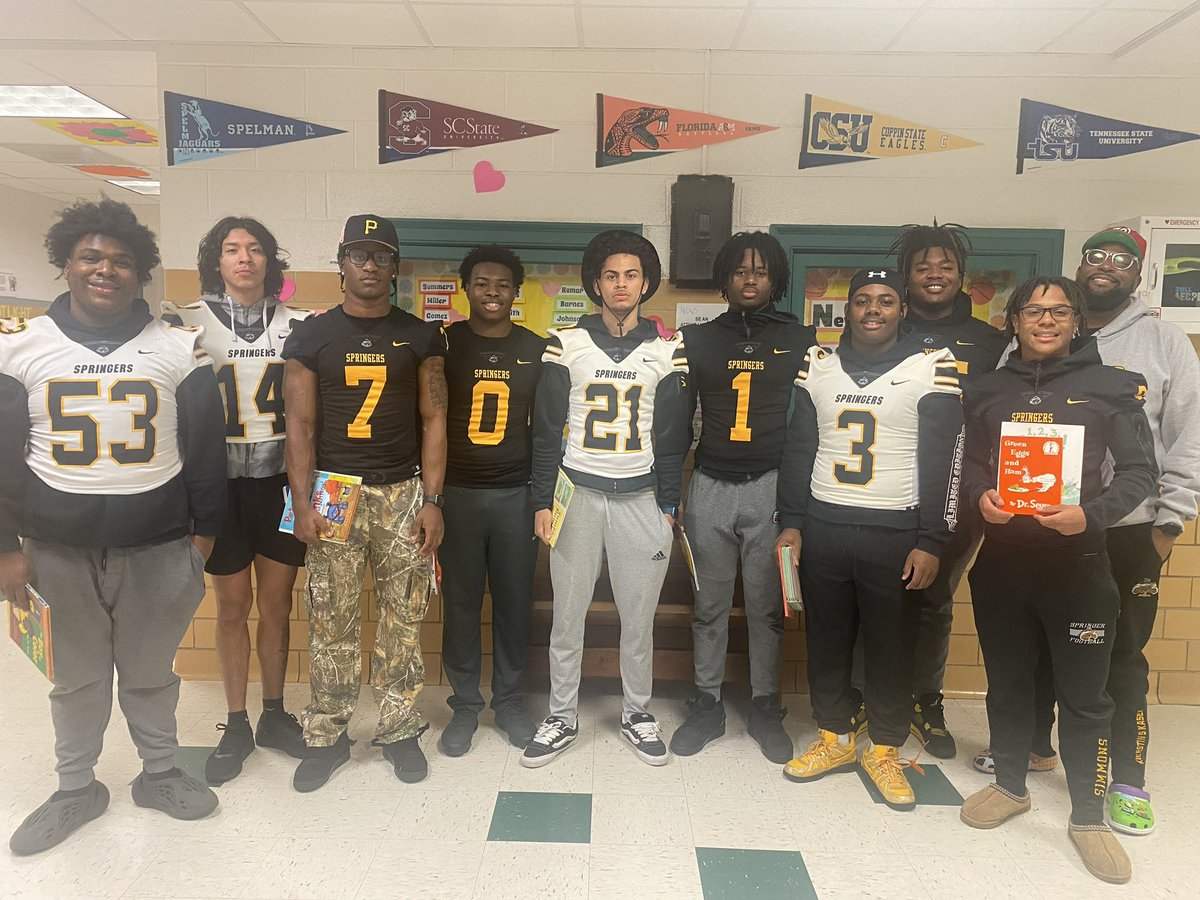 Oaa1way's tweet photo. Had a great time reading and introducing myself with the students at Fair Oaks Elementary. @FairOaksHCPS @MrKleanKutVA @gohshsfootball @DSACoachHlee_4 https://t.co/thyrTqUFW3