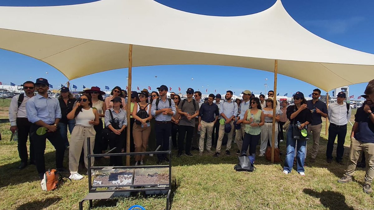 Cancilleria_Ar's tweet photo. Futuros diplomáticos argentinos visitan Expoagro 2024.

Aspirantes becarios del Instituto del Servicio Exterior de la Nación (ISEN) visitaron la feria Expoagro para conocer las potencialidades de la agroindustria 🇦🇷.

La actividad es parte de la formación y capacitación de nuestros futuros diplomáticos con el objeto de ampliar sus conocimientos sobre el entramado productivo de nuestro país para llevar nuestra oferta exportable a todos los rincones del mundo.