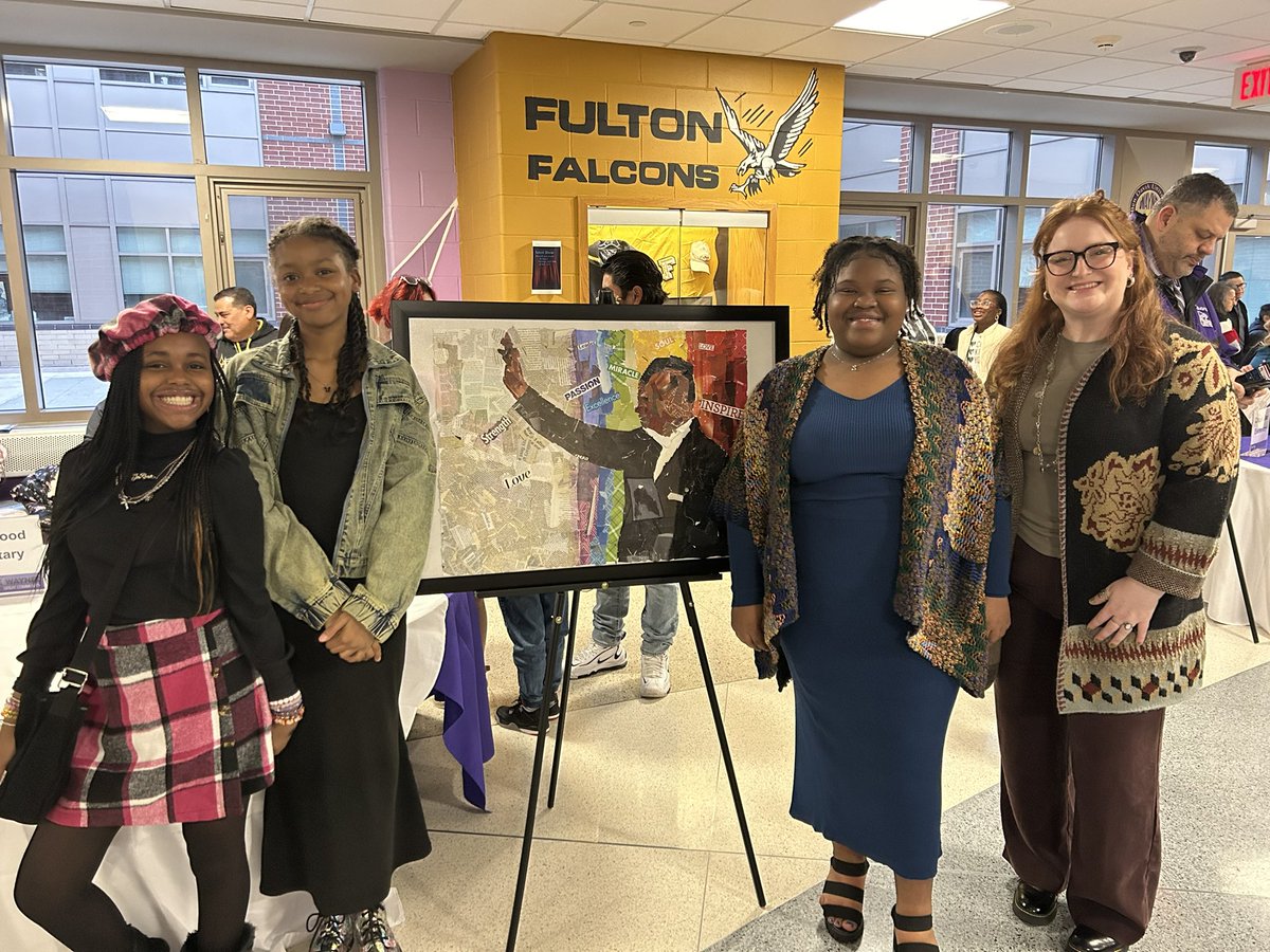 wle_elem1955's tweet photo. Our Expressions of Freedom Contest Winners showing off their AMAZING piece!  #wearewayne @mswesselcreates https://t.co/YFLm7F5C2L