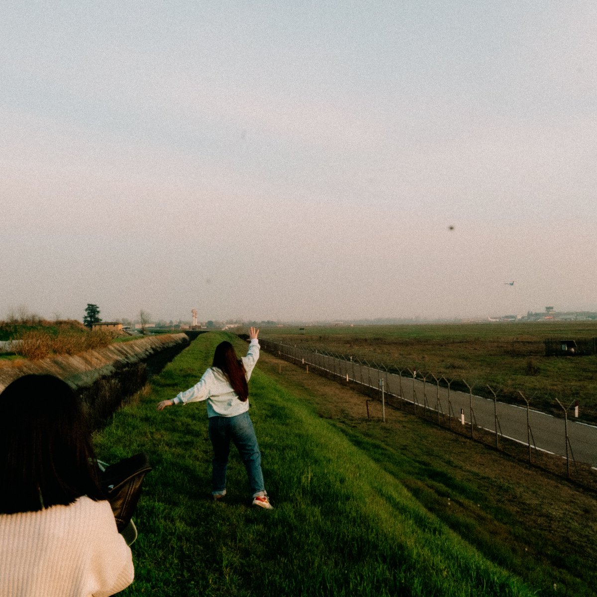 il volo per Parigi l'abbiamo perso, ma maledirò parigi è comunque vostra e potete ascoltarla qui: ada.lnk.to/malediroparigi