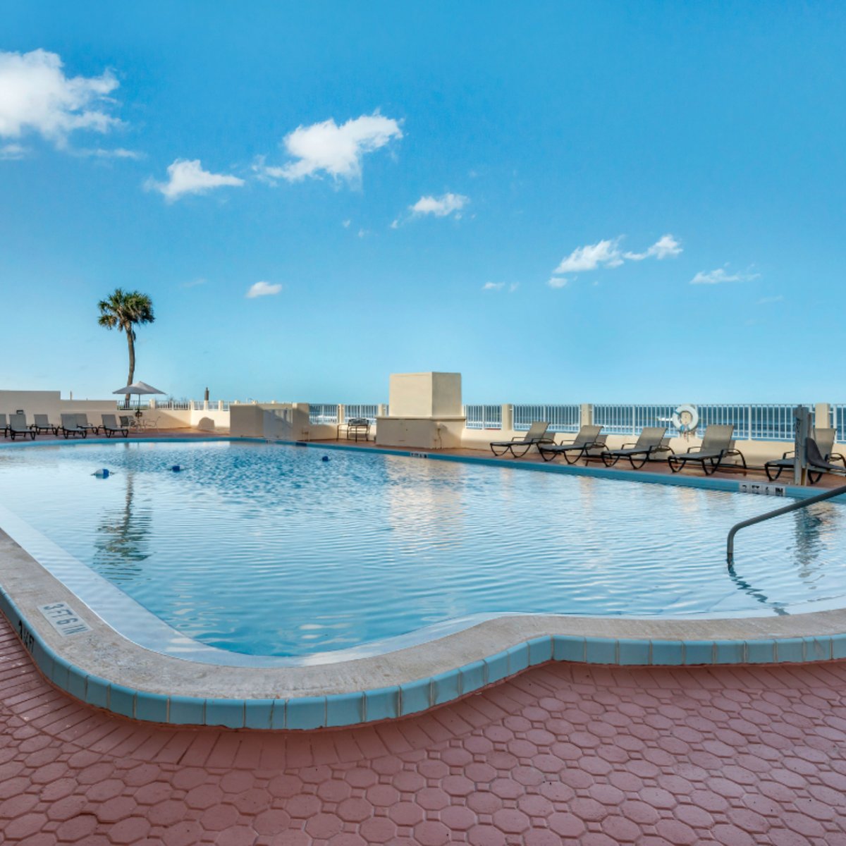 QualityInnDB's tweet photo. Trade your snowsuits for swimsuits when you #travel to sunny #DaytonaBeach for a spring #getaway! Come lounge by the pool to soak up some vitamin D and relax. Rooms can be booked at https://t.co/a9IeeYt4s7. https://t.co/Le2zcu5Dli