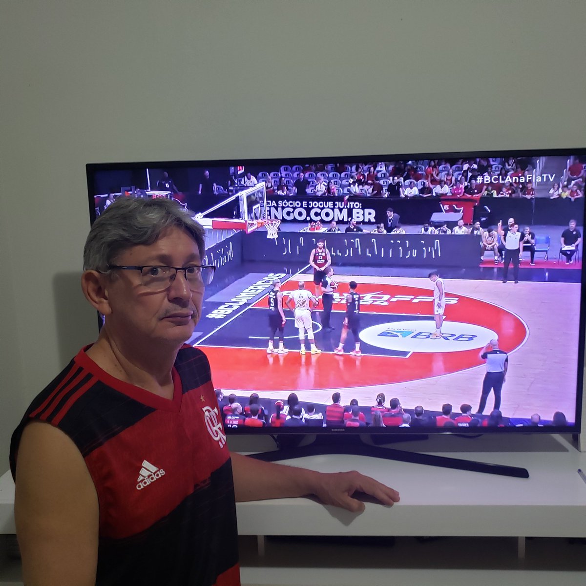 #BCLAnaFlaTv Onílio Júnior de Guanambi sudoeste baiano com o manto do Flabasquete. Flatv é mais Flamengo pra você. Curtindo o Mengão com minha mulher e ouvindo os ensinamentos do Chupeta