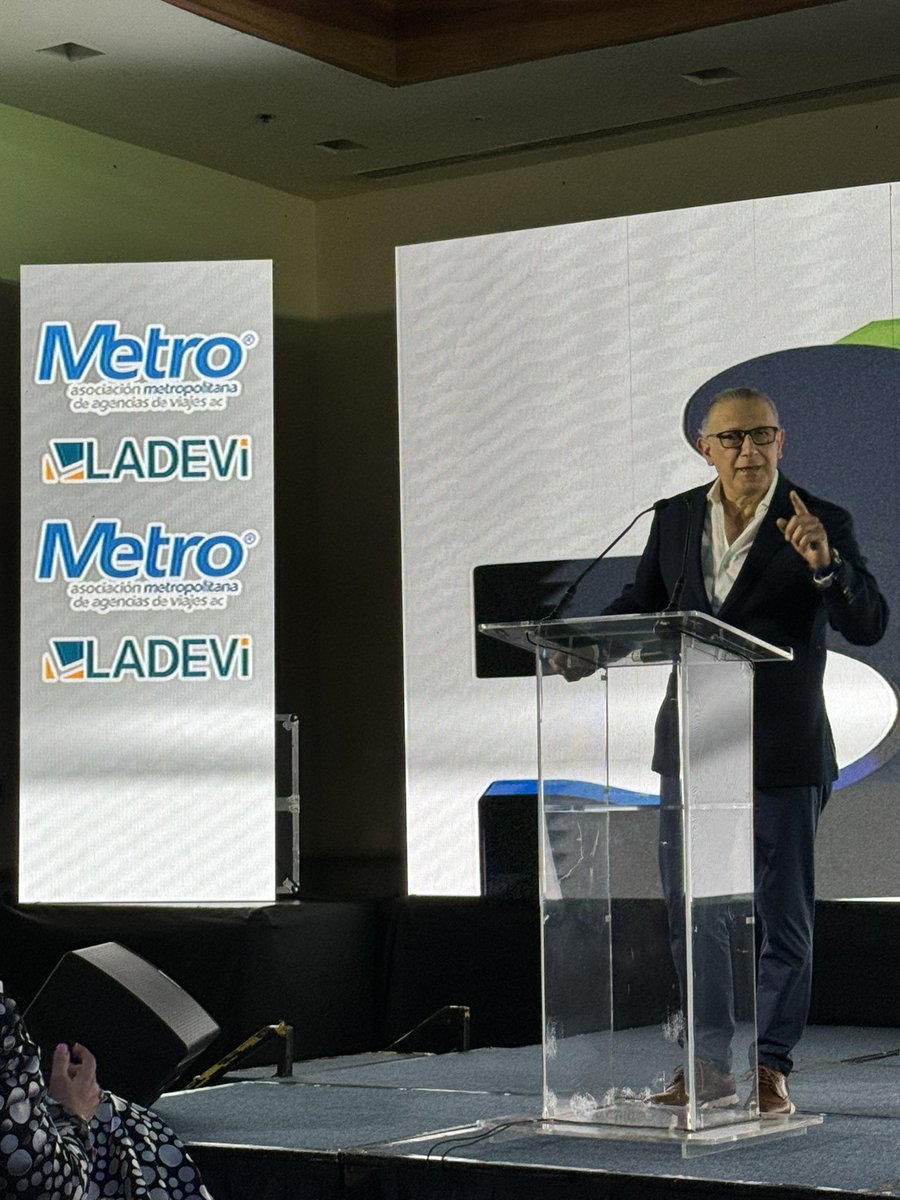 MasMexNoticias's tweet photo. Termina una exitosa edición más de #Eptur con una conferencia magistral ofrecida por @VisitJamaicaNow a cargo de  @ferolivera09 @AsociacionMetro https://t.co/3yGSx3bUrj