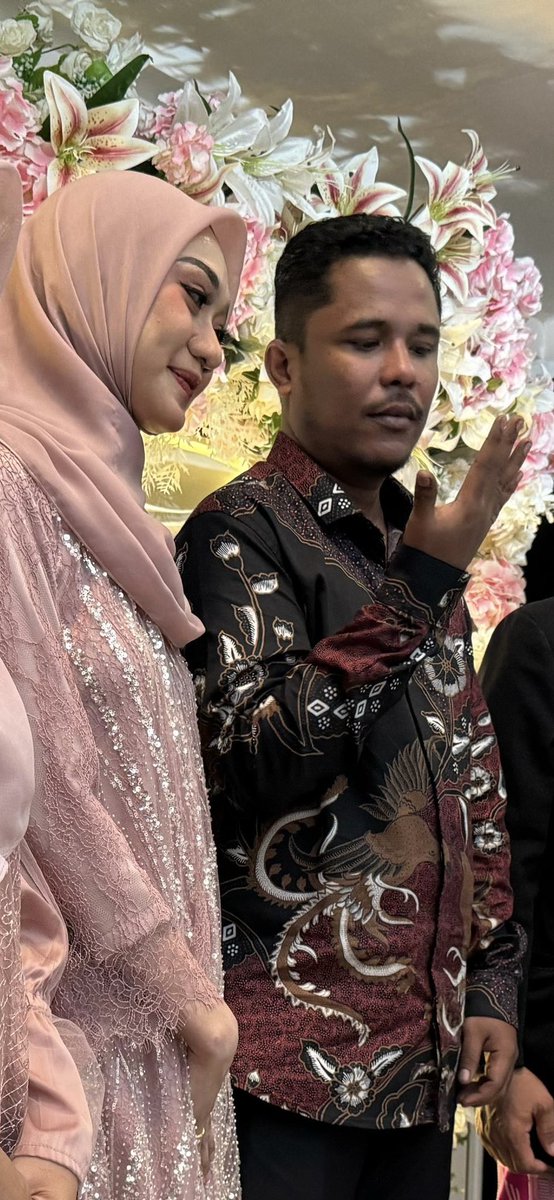 Jumat Berkah! 

Selesai lamaran, <a href="/MamatAlkatiri/">✊️</a> pun tidak malu lagi memperlihatkan telapak tangan hitam kepada Nafa. Nafa akhirnya bisa melihat dengan jelas efek dari buah iblis Yami Yami No Mi. Alhamdulillah, Nafa tampak sudah menerima semuanya dengan ikhlas. Kapal Kurohige kini