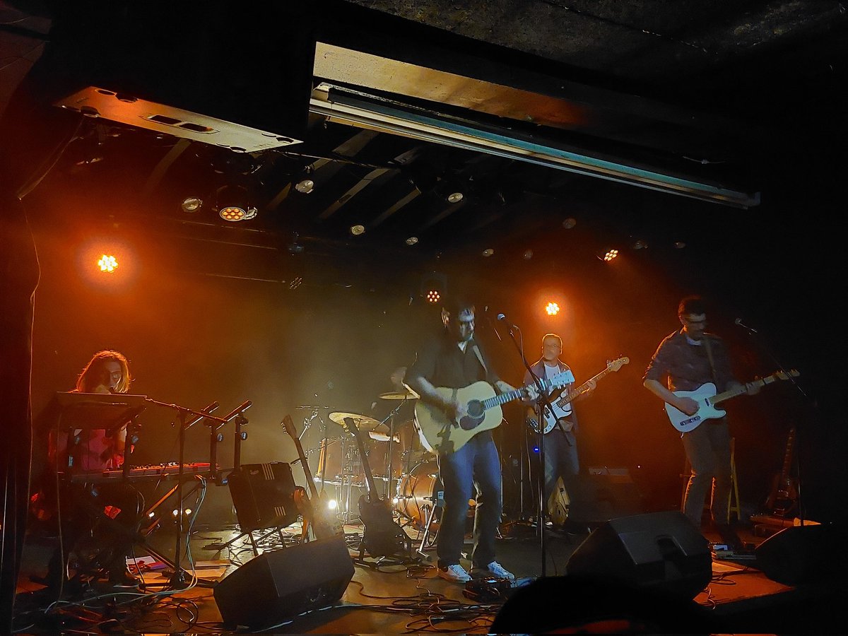 u močvari nakon par godina, mislila sam da ne znam više nikoga sa scene, a kad ono tamo naravno naš <a href="/GogoPavlov/">Roker&Tricaš Casper 🦔</a> legenda 🥹 i rebel star nakon cele večnosti 💕