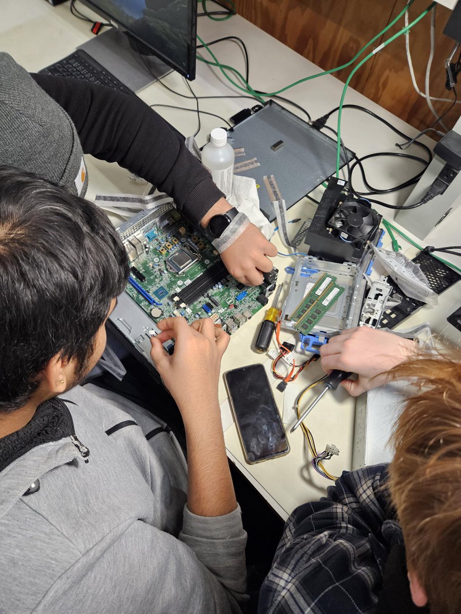 cnc_bc_ca's tweet photo. Today, our ITAN students teamed up with the @CHSSCougars grade 9/10 Robotics and Computer Science from @SD57PG for a hands-on experience: rebuilding a computer. What a fantastic opportunity for collaboration and learning!
#cncgotskills #mycnc #cncprincegeorge #futureleaders https://t.co/ckEfQEdBCs