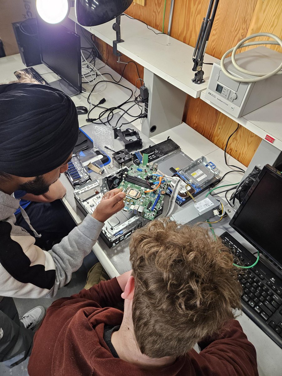 cnc_bc_ca's tweet photo. Today, our ITAN students teamed up with the @CHSSCougars grade 9/10 Robotics and Computer Science from @SD57PG for a hands-on experience: rebuilding a computer. What a fantastic opportunity for collaboration and learning!
#cncgotskills #mycnc #cncprincegeorge #futureleaders https://t.co/ckEfQEdBCs