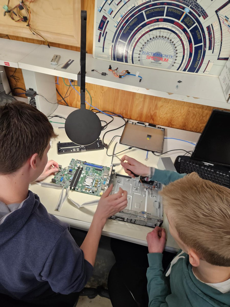cnc_bc_ca's tweet photo. Today, our ITAN students teamed up with the @CHSSCougars grade 9/10 Robotics and Computer Science from @SD57PG for a hands-on experience: rebuilding a computer. What a fantastic opportunity for collaboration and learning!
#cncgotskills #mycnc #cncprincegeorge #futureleaders https://t.co/ckEfQEdBCs