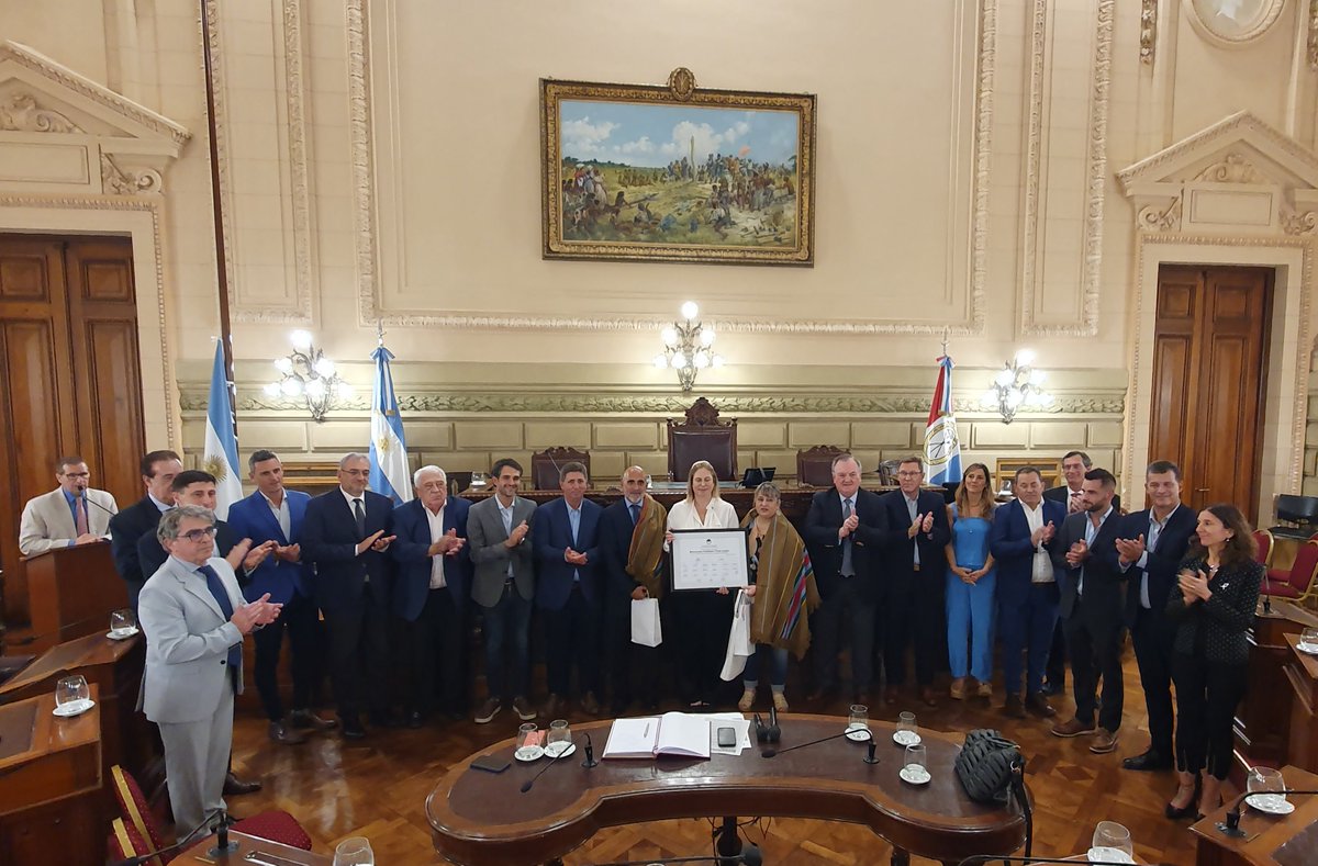 gastonmarraOK's tweet photo. Santa Fe fue la última provincia que aprobó @fichalimpia. La Cámara de @SenadoSantaFe entregó una distinción a los 439152 argentinos que impulsan la iniciativa.
Mi agradecimiento a @GiScaglia y @felipemichlig por organizar tan emotivo evento. Y a todos los senadores provinciales. https://t.co/wVDJBr7jGV