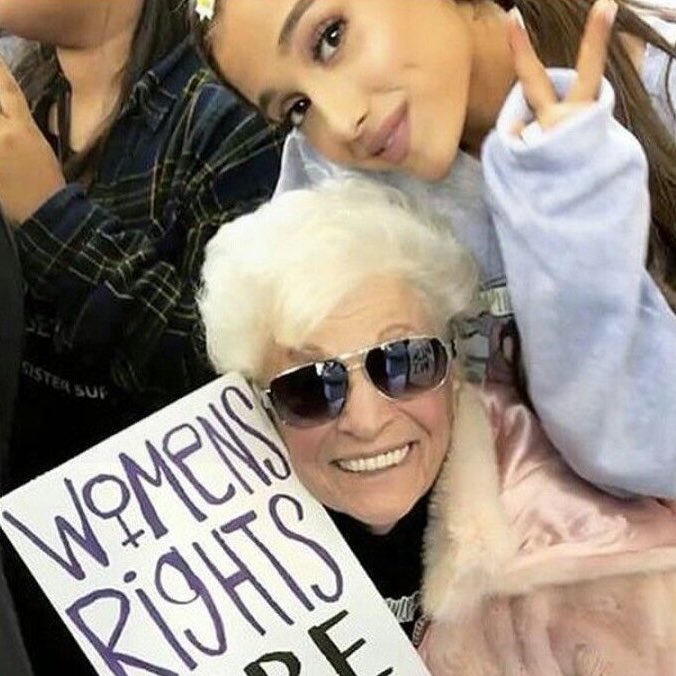 AGrandeSP's tweet photo. “Nunca te vayas a la cama sin darle un beso de buenas noches. Y si no te sientes cómodo haciéndolo, estás en el lugar equivocado”.

En “ordinary things”, Nonna responde a la pregunta que inicia el álbum: ‘¿Cómo sé si tengo una relación con la persona adecuada?’ https://t.co/omYrXd9q1v