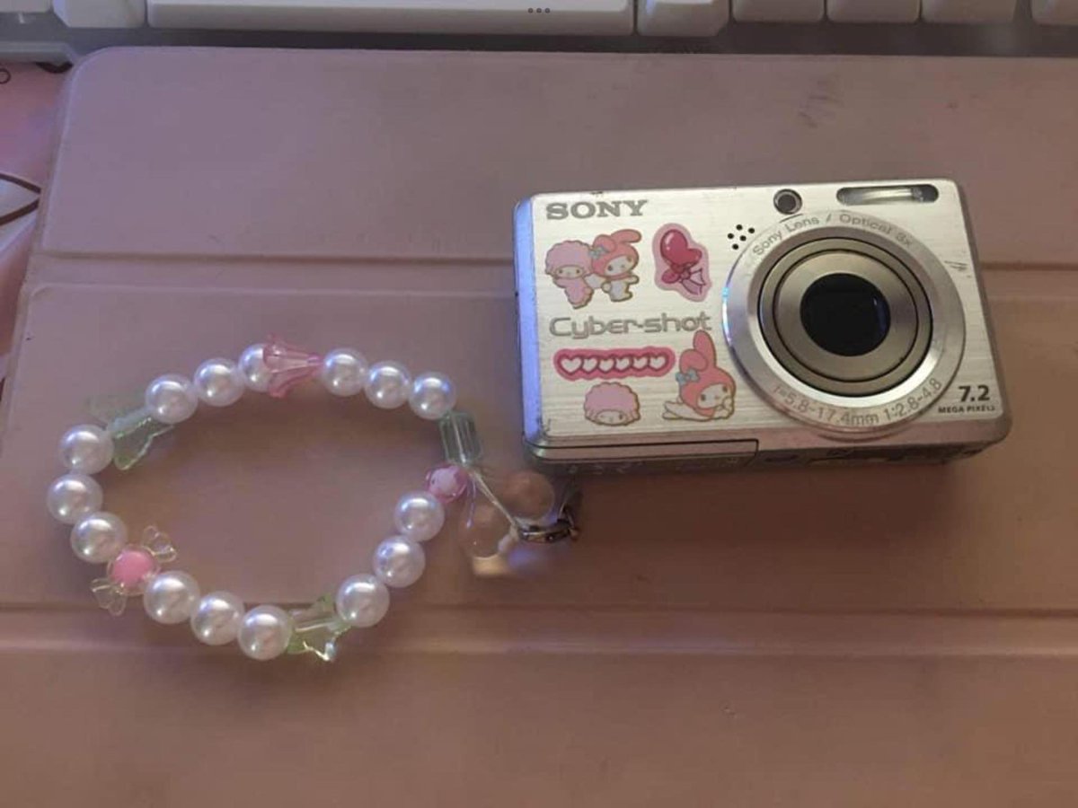 eyjunie's tweet photo. wtb lfs canvassing digicam

any digicam po na parang nasa pic !(ctto)  kahit d po sony oki lng basta ganyan ung itsura nya >< I'm fine with issues po but pls be honest !!! 

prio can do reservation 

budget : 2k - 3k

ph digicam camera digital wtb https://t.co/PTNewwkyTg